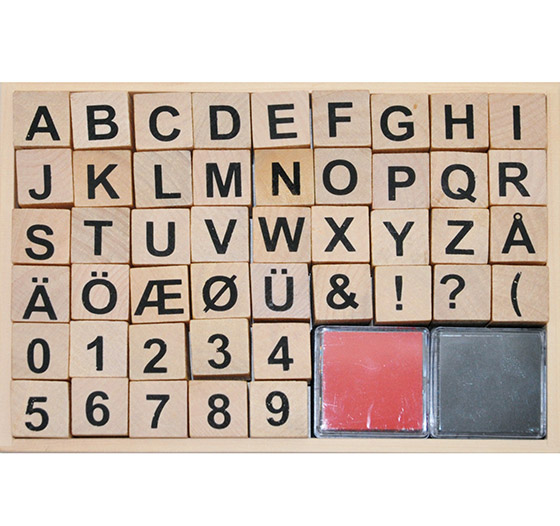 Puuleimasinsetti Playbox aakkoset ja numerot 46 kpl - sis punaisen ja mustan leimasintyynyn