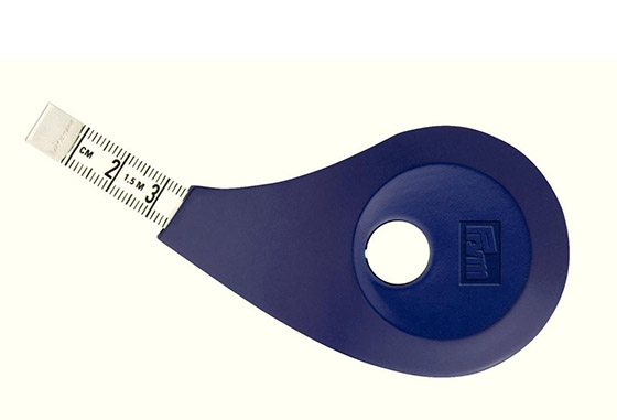 Rullamitta Prym Ergonomics 150 cm - mittanauha vaakatasossa helpottaa mittaamista, lukitus