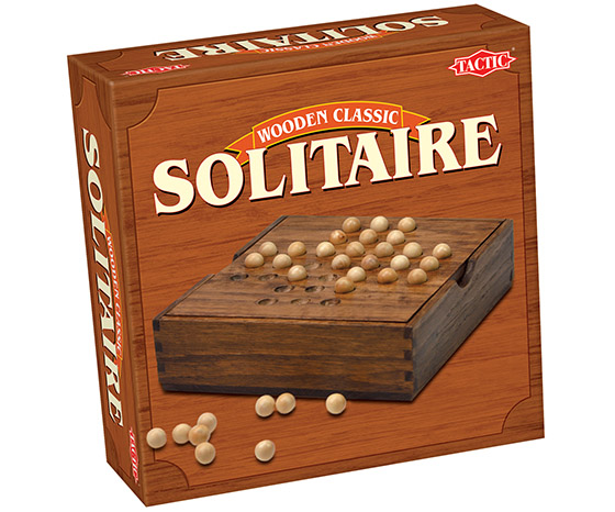 Lautapeli Solitaire puualustalla - yhden pelaajan klassikkopelissä monta tapaa pelata
