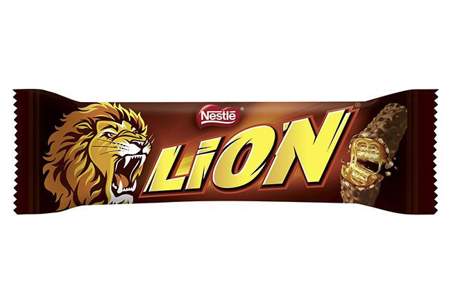 Suklaapatukka Lion 42 g /24 kpl pkt - suklaakuorrutteinen vohvelipatukka, savannin haltija